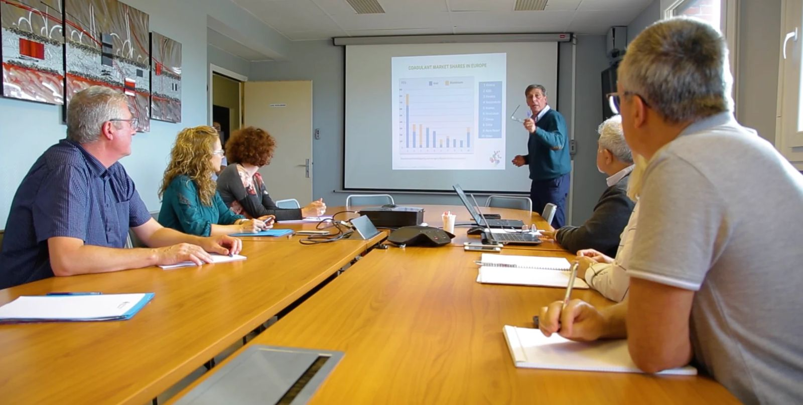 Formation à la prévention sécurité avec des salariés réunis autour d’un formateur