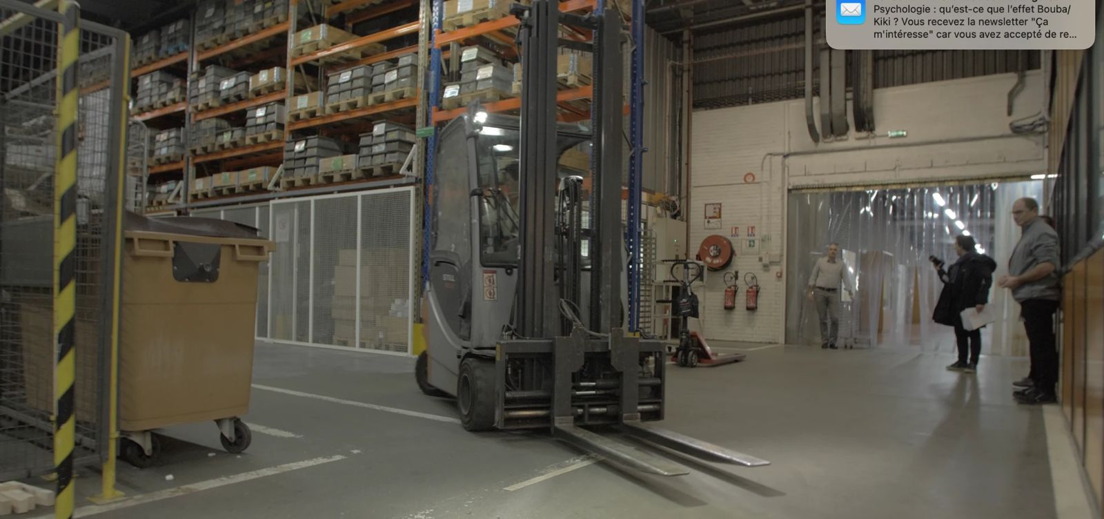 Situation de travail avec un chariot élévateur utilisée pour une vidéo de formation sécurité